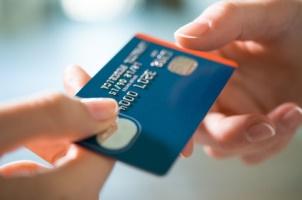 Augmentation des paiements par mobile, la carte bancaire tremble