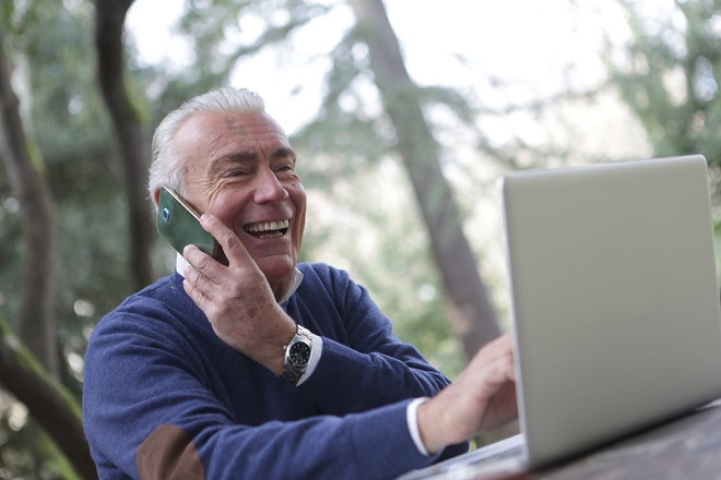 Rachat de credit pour seniors en difficulté : un produit financier pour gérer la baisse de revenu